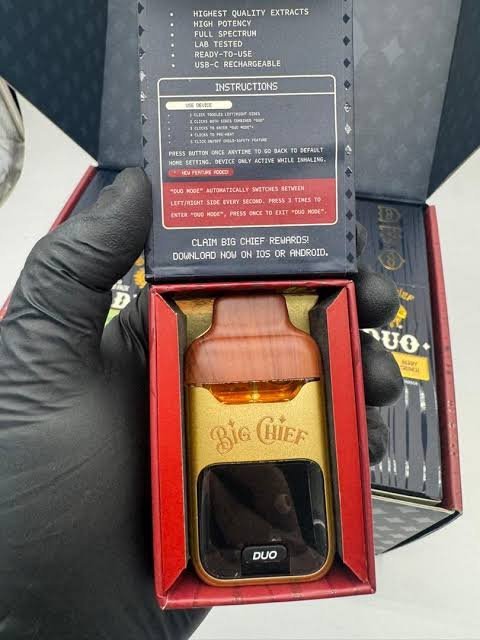 White and gold Authentic Big Chief Duo V3 2G Liquid Diamonds 100-unit master case with illuminated Chief emblem branding White and gold Authentic Big Chief Duo V3 2G Liquid Diamonds 100-unit master case with illuminated Chief emblem branding