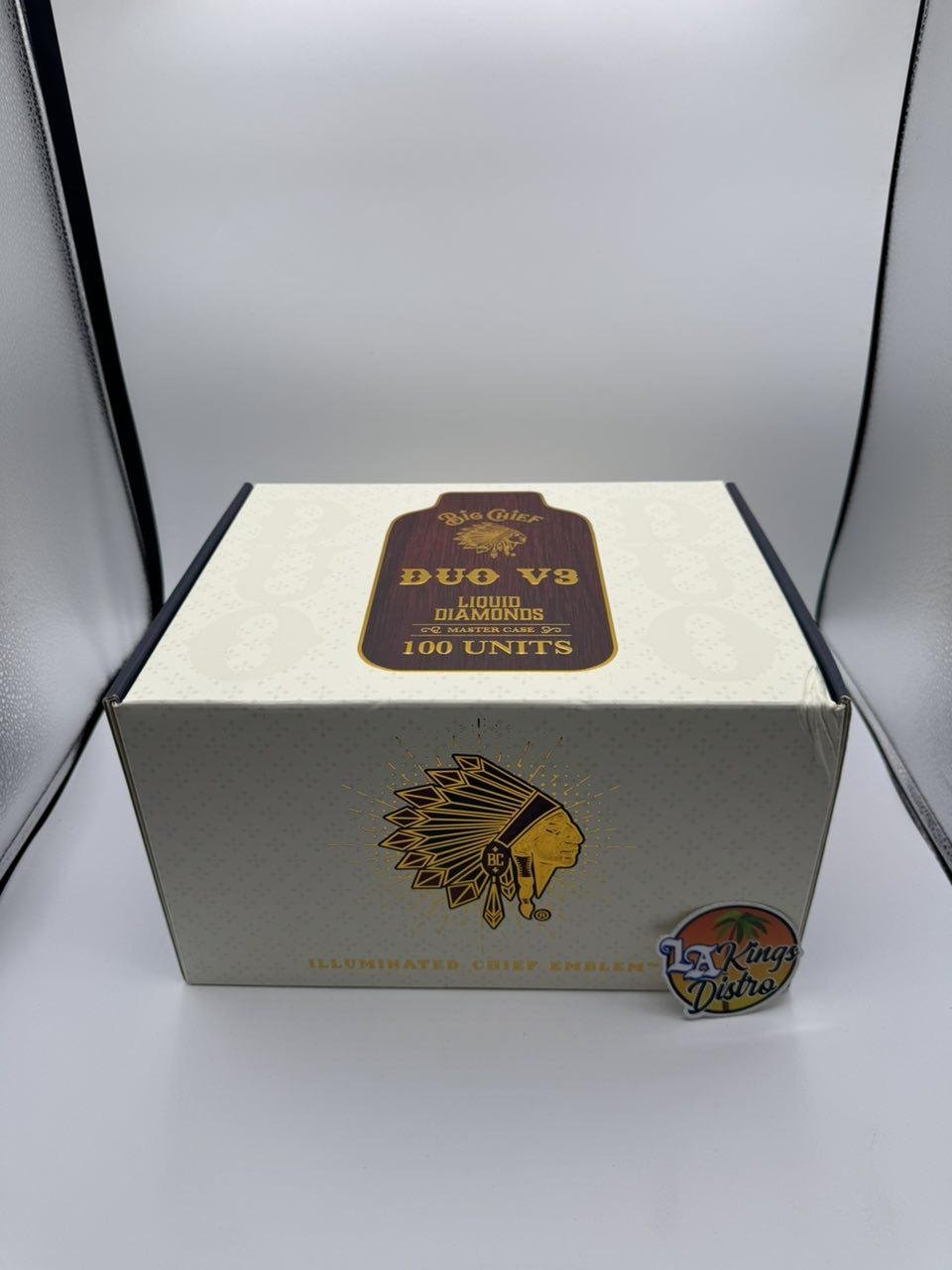 White and gold Authentic Big Chief Duo V3 2G Liquid Diamonds 100-unit master case with illuminated Chief emblem branding White and gold Authentic Big Chief Duo V3 2G Liquid Diamonds 100-unit master case with illuminated Chief emblem branding