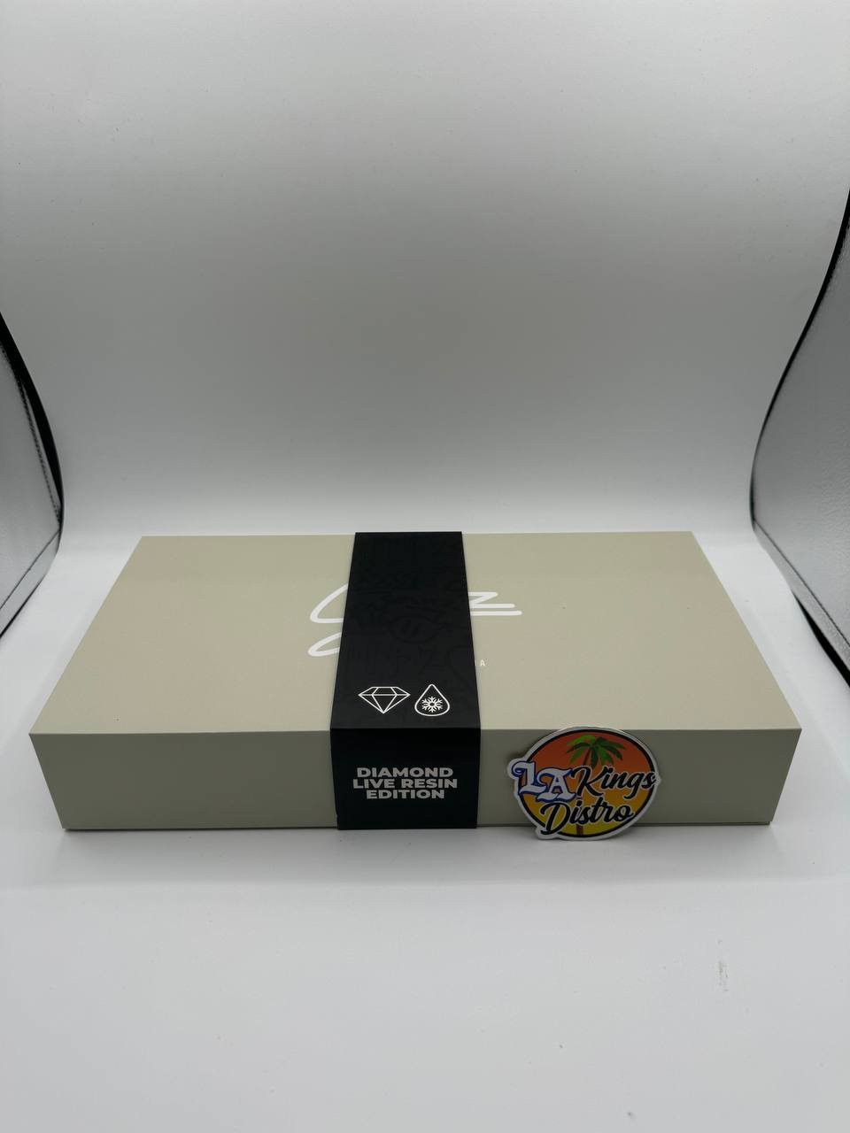 Splitz Diamond Live Resin Edition concentrate box with beige packaging and black diamond live resin band Splitz Diamond Live Resin Edition concentrate box with beige packaging and black diamond live resin band